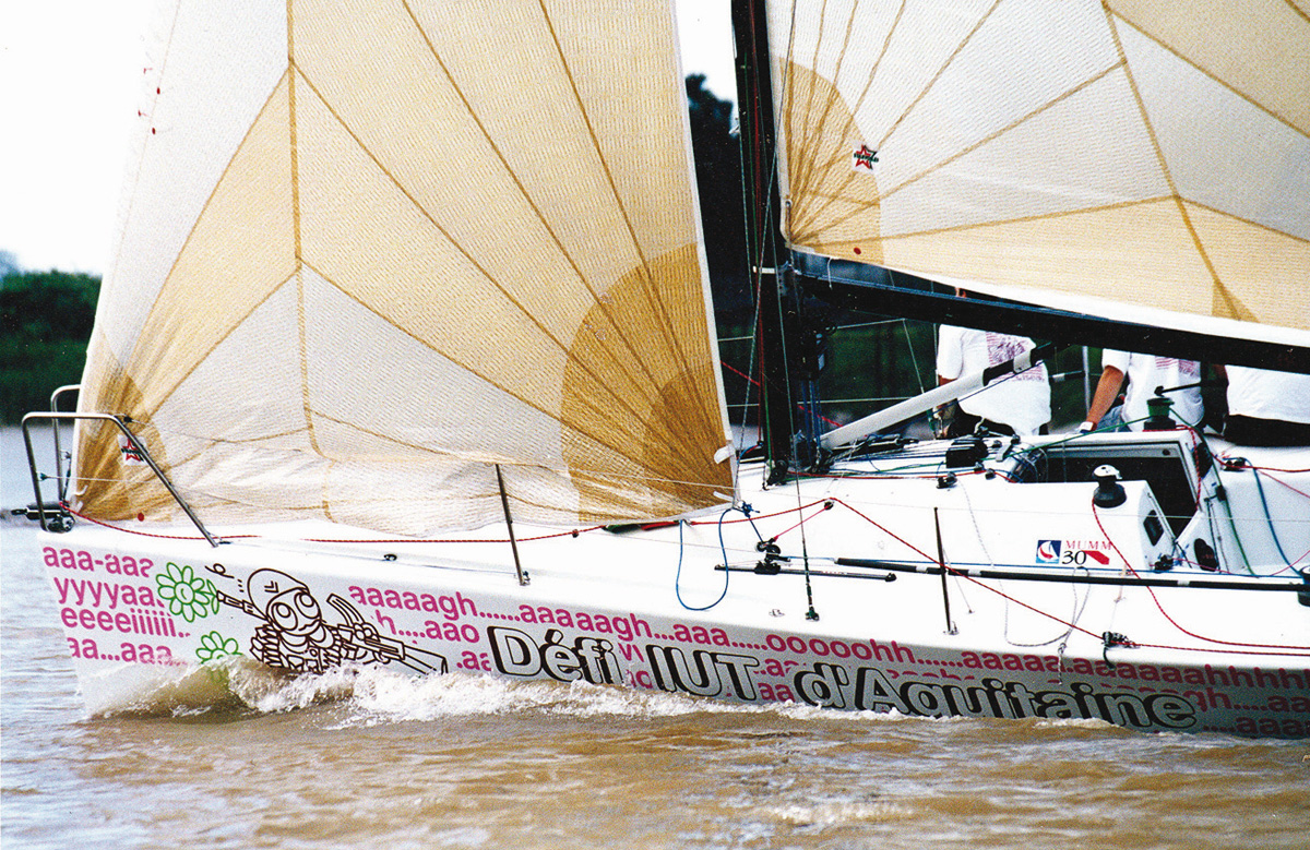 Adhésifs sur coque du bateau 