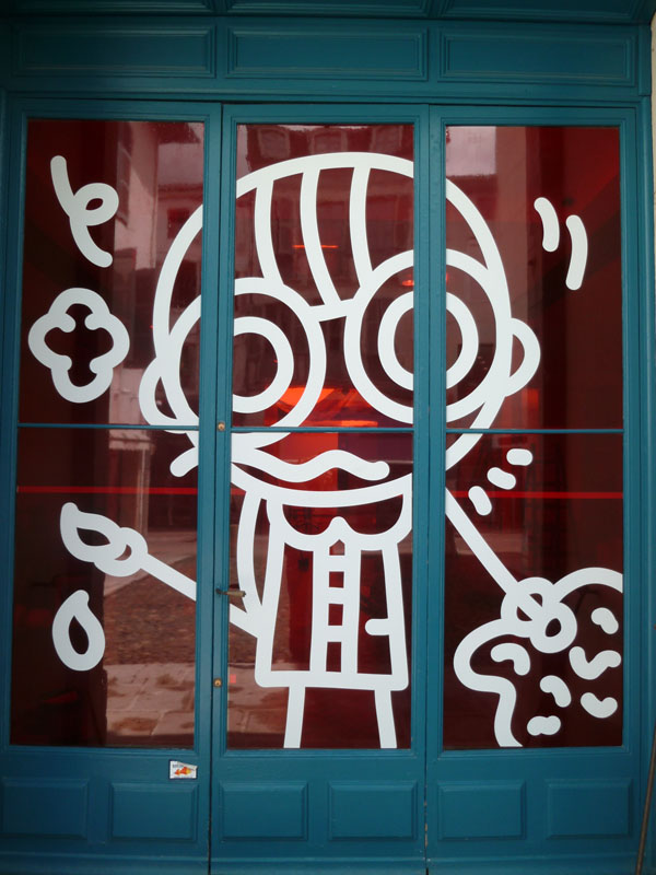 Adhésit sur porte vitrée. Musée Borda à Dax. Été 2010