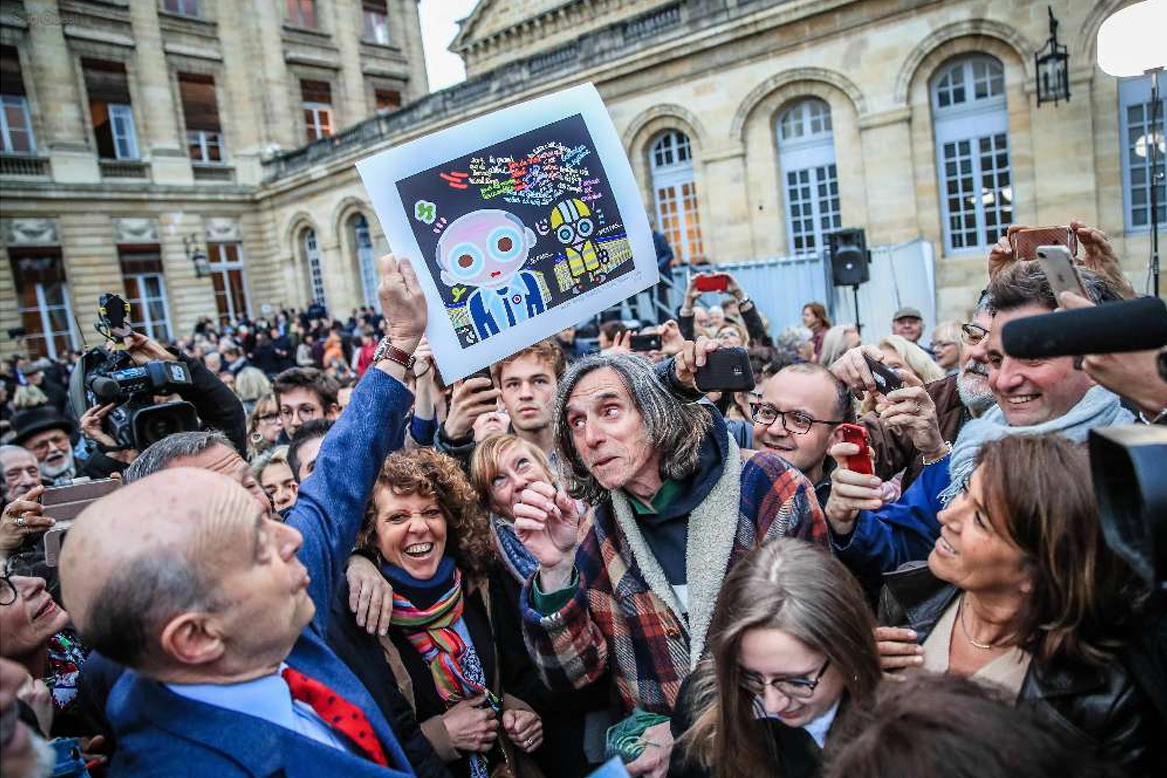 Cadeau de départ à Alain Juppé dans la cour de l'Hôtel de Ville !